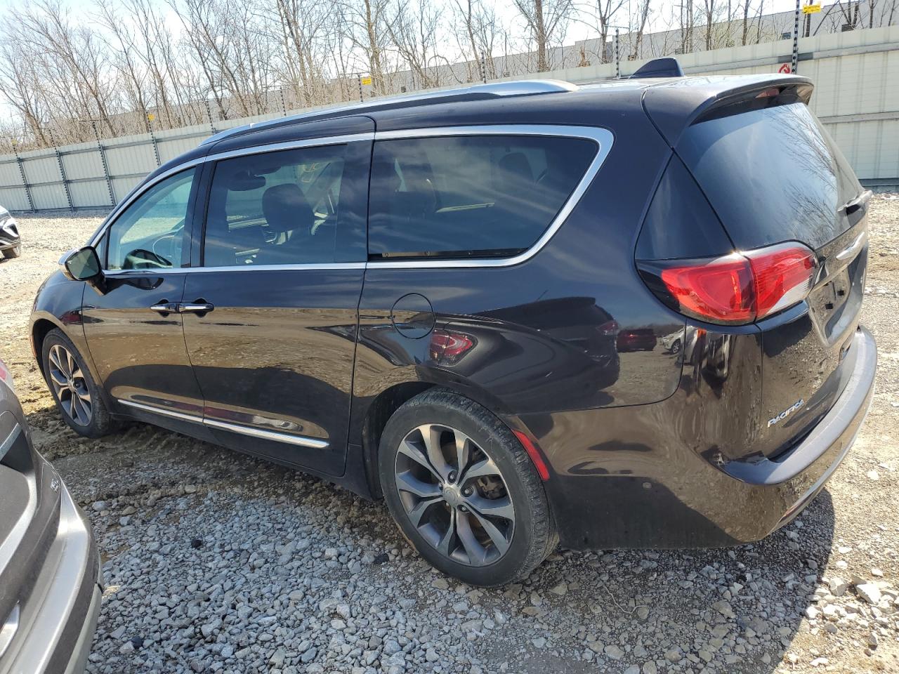 2017 Chrysler Pacifica - Image 2