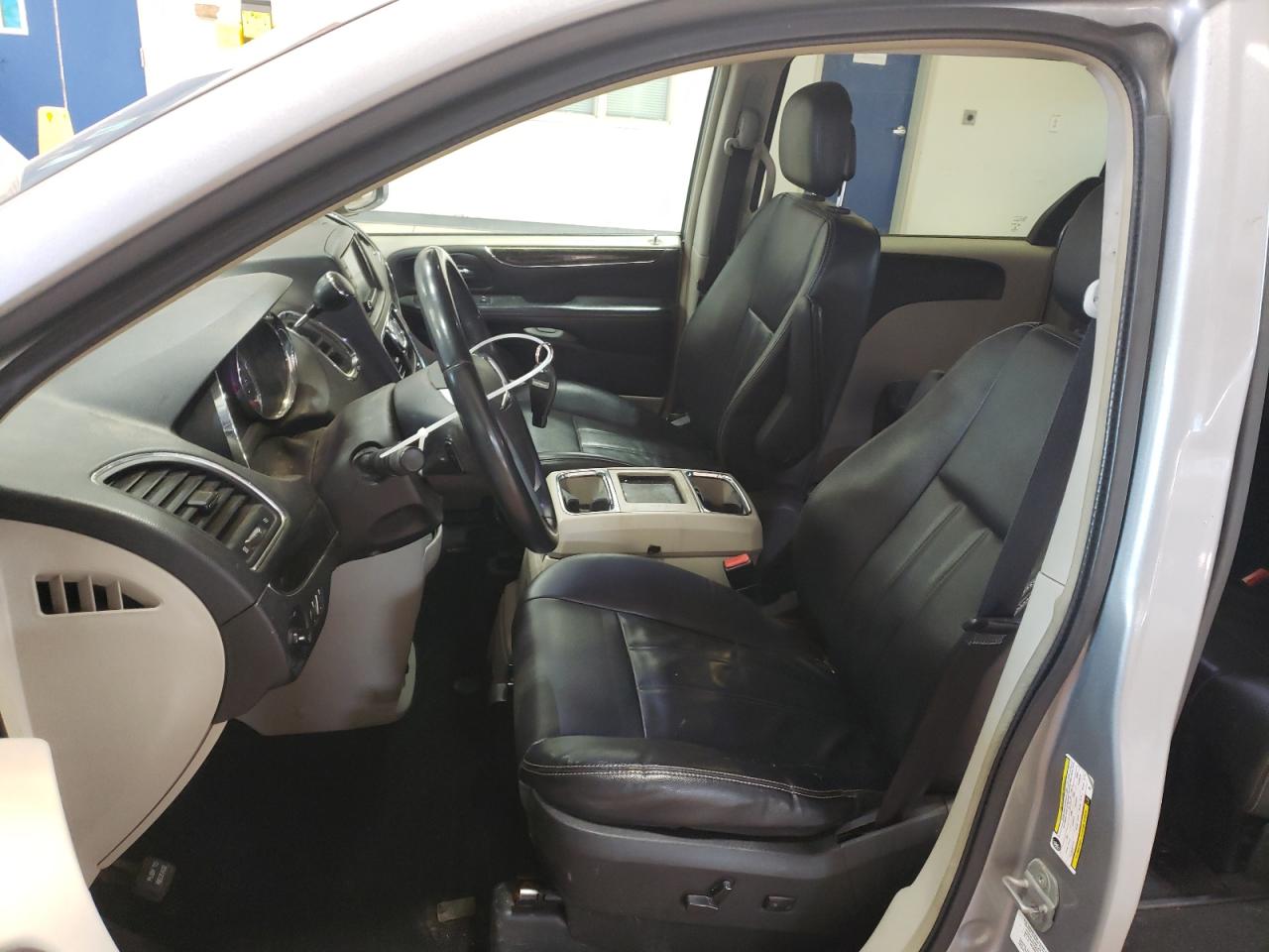 2013 Chrysler Town & Country - Image 7