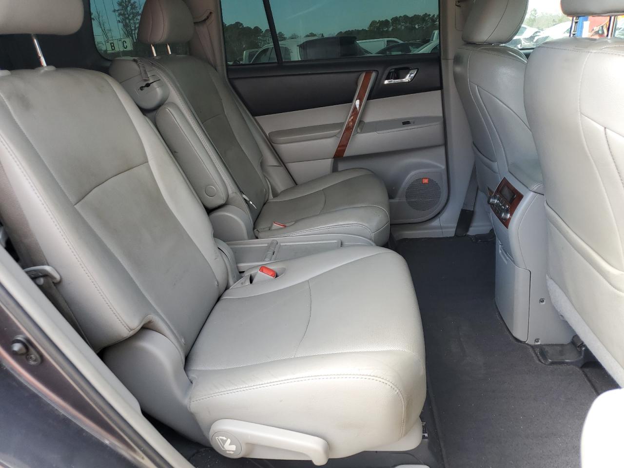 2013 Toyota Highlander - Image 11