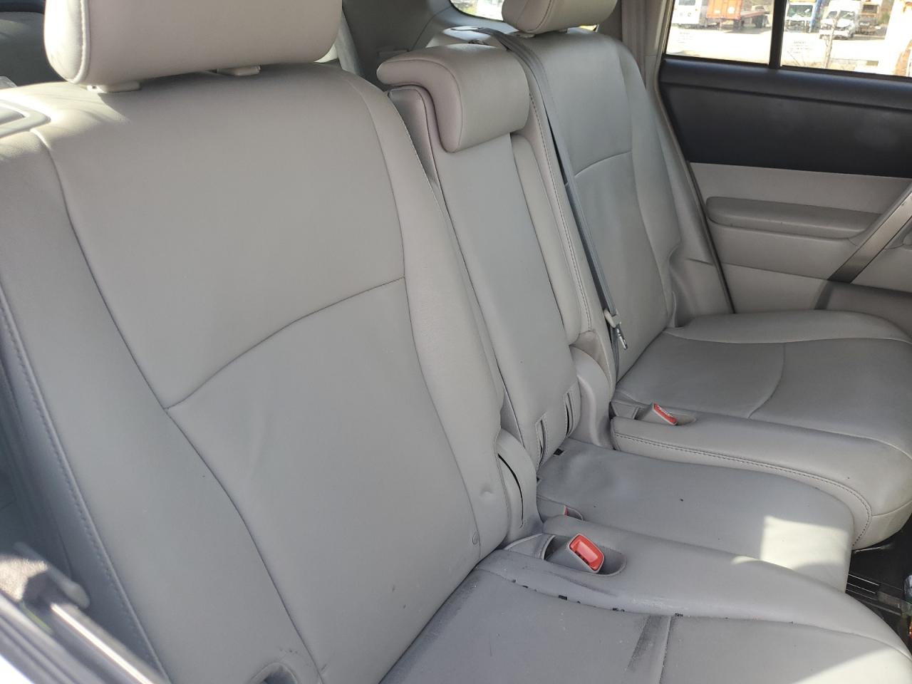 2012 Toyota Highlander - Image 10