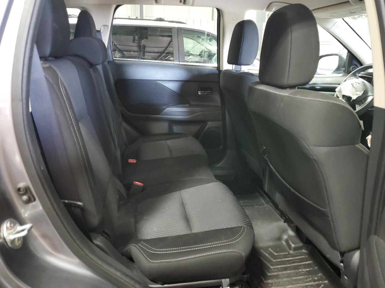 2019 Mitsubishi Outlander - Image 10