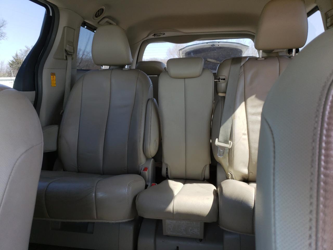 2014 Toyota Sienna - Image 10