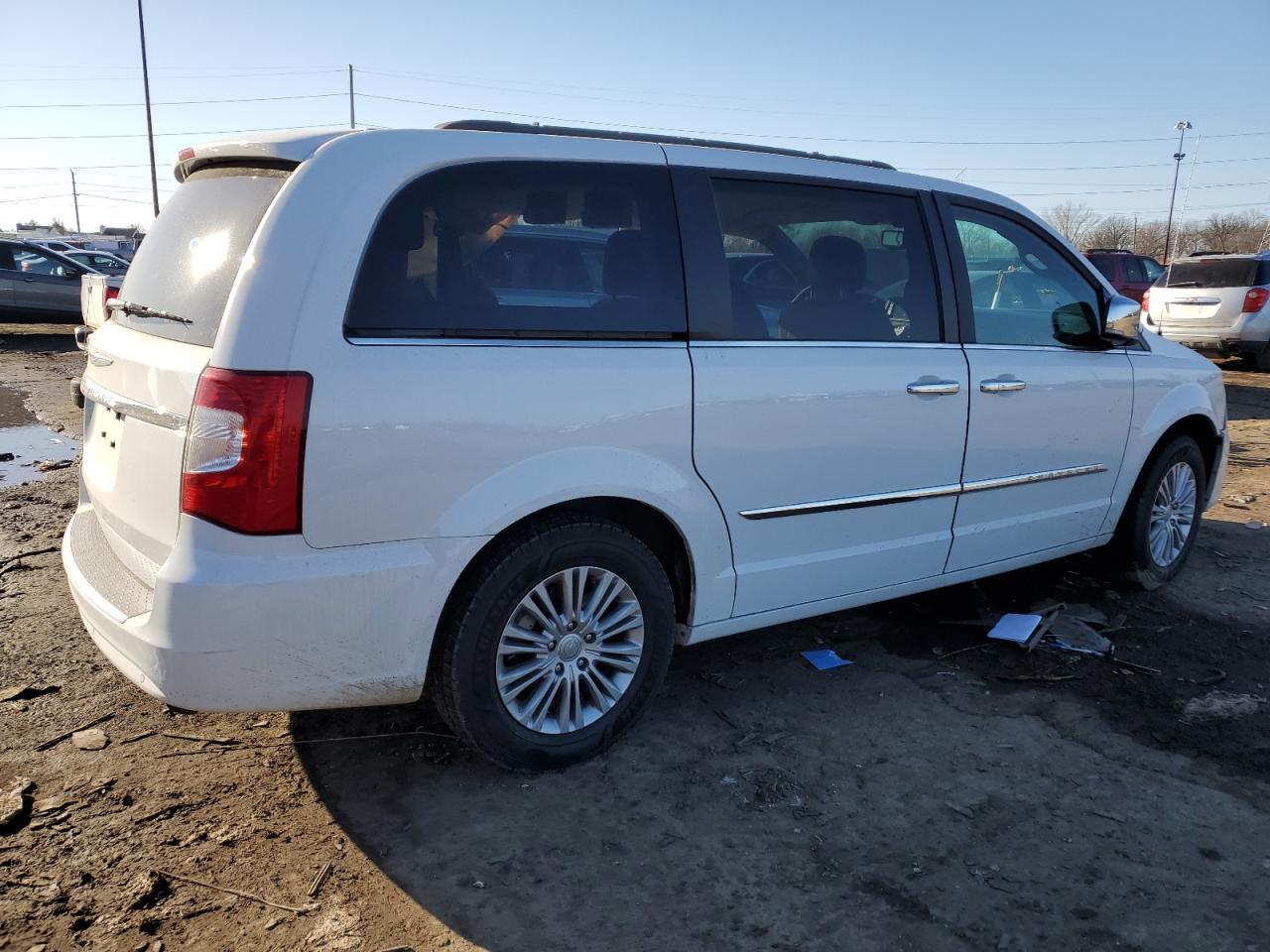 2015 Chrysler Town & Country - Image 3