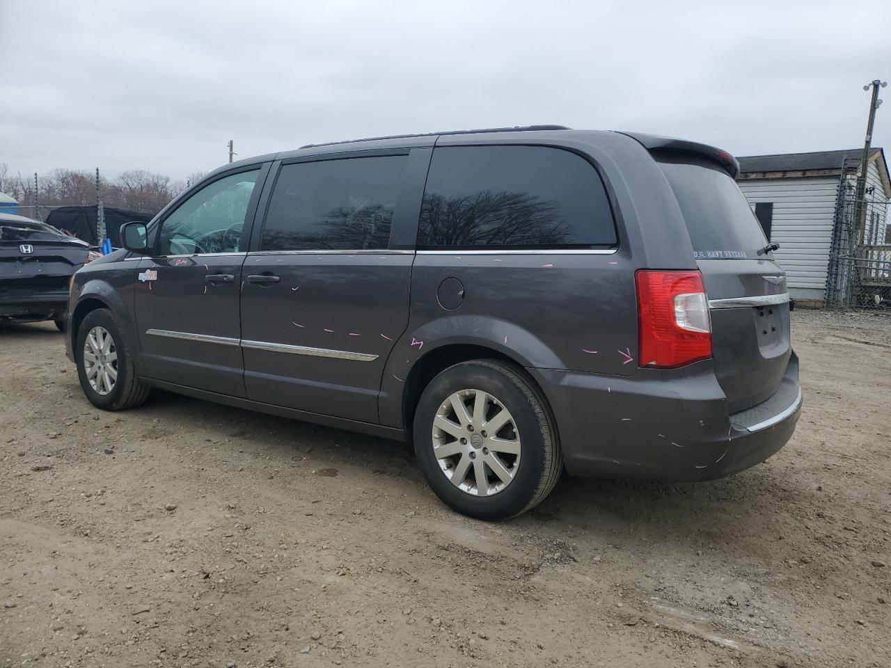2016 Chrysler Town & Country - Image 2