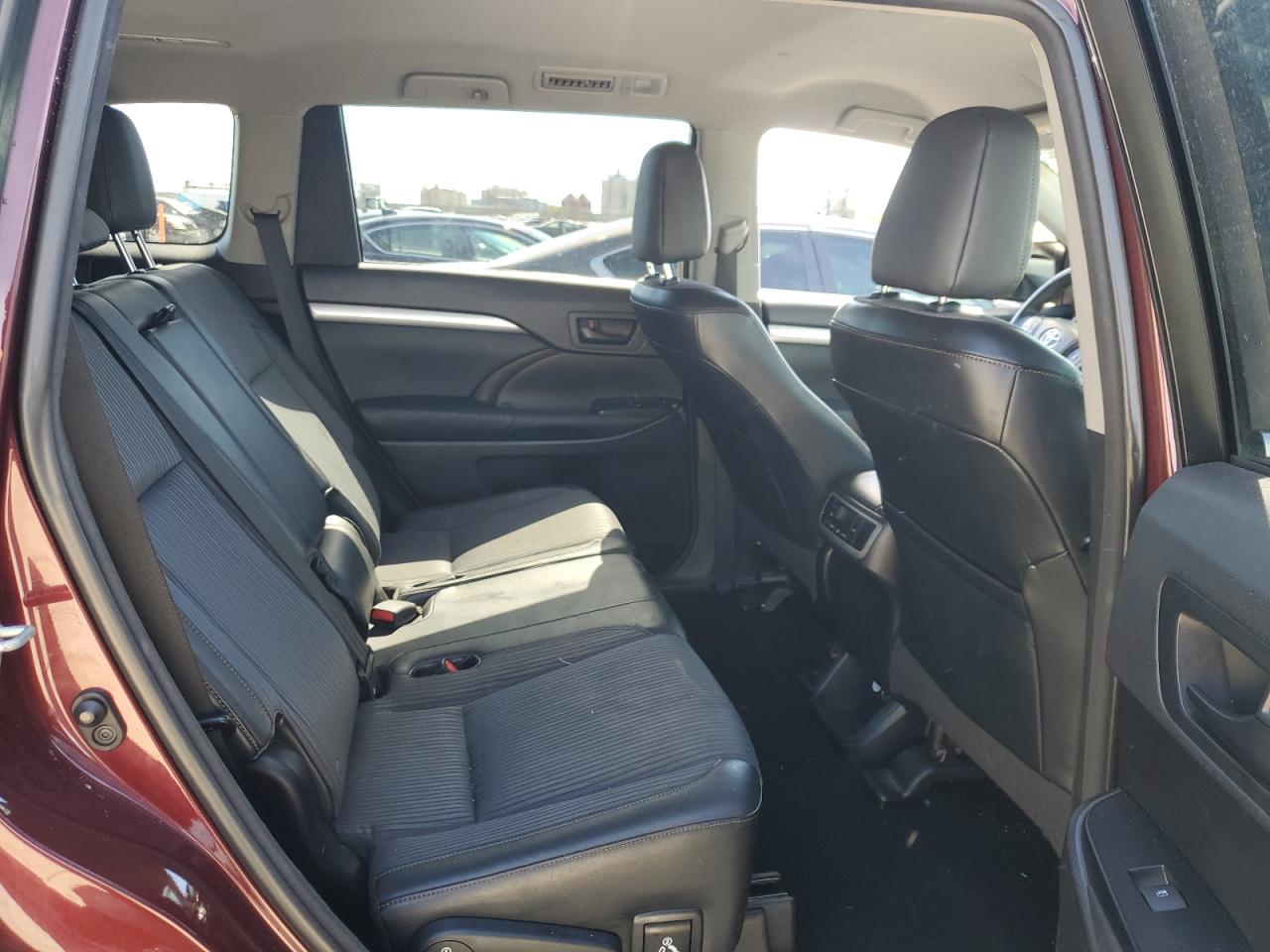 2015 Toyota Highlander - Image 11