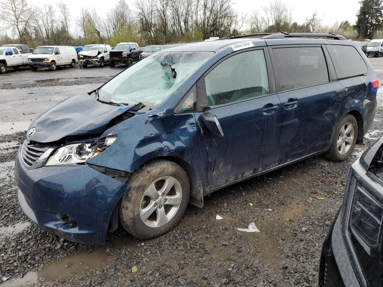 Portland, OR에서 판매 중인 2011 Toyota Sienna Le - All Over