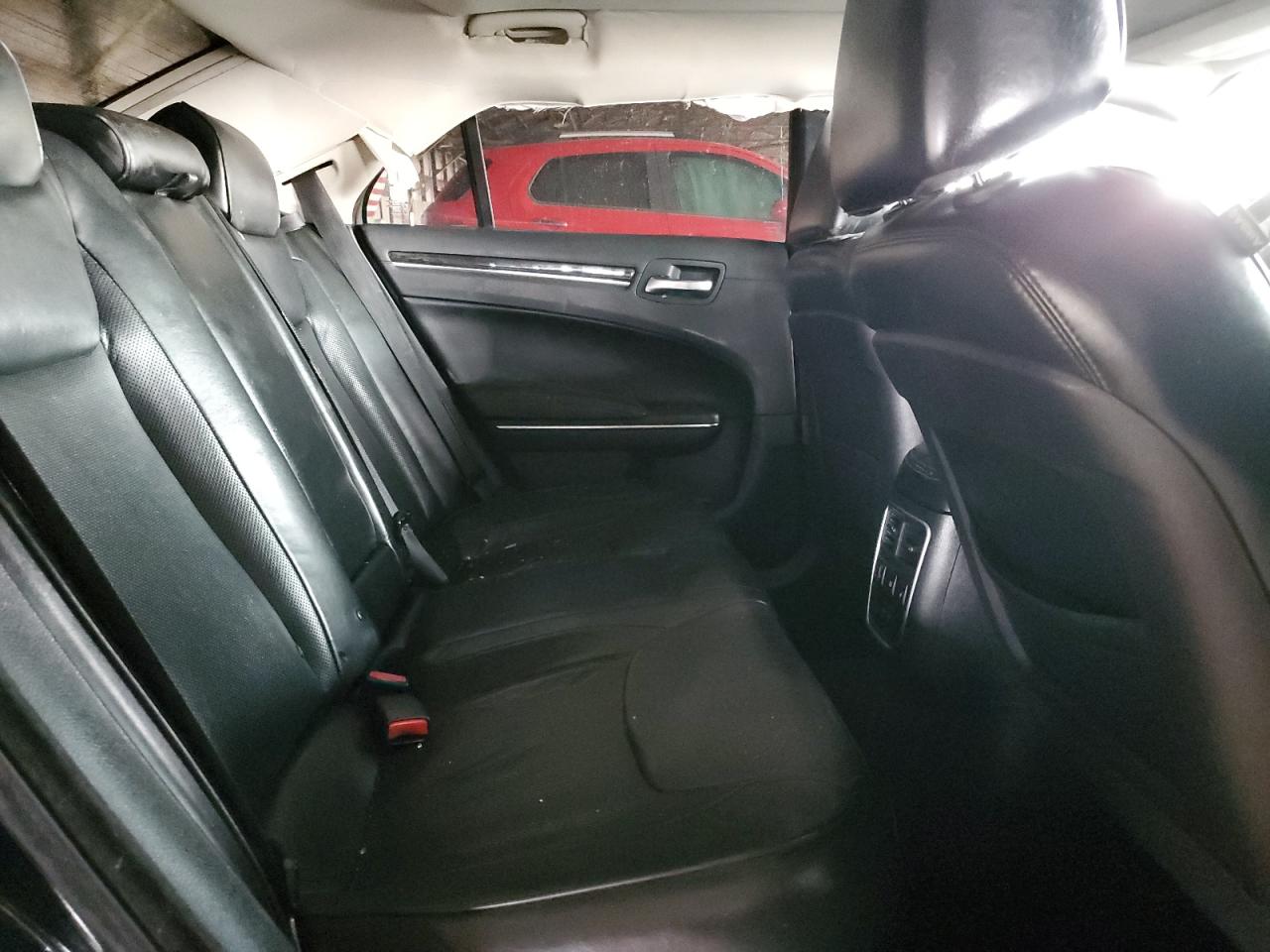 2016 Chrysler 300 - Image 10