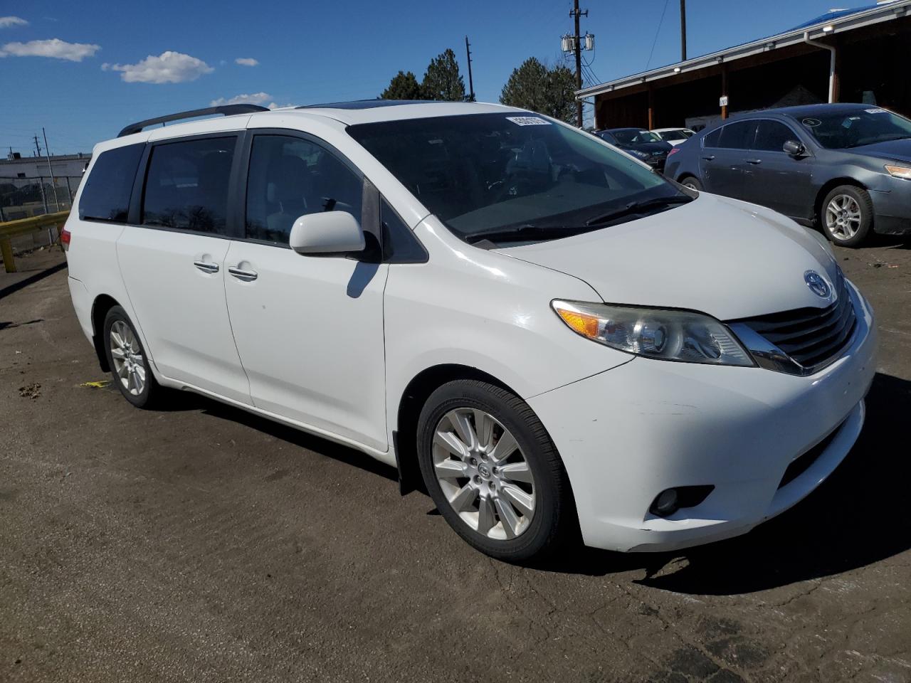 2014 Toyota Sienna - Image 4