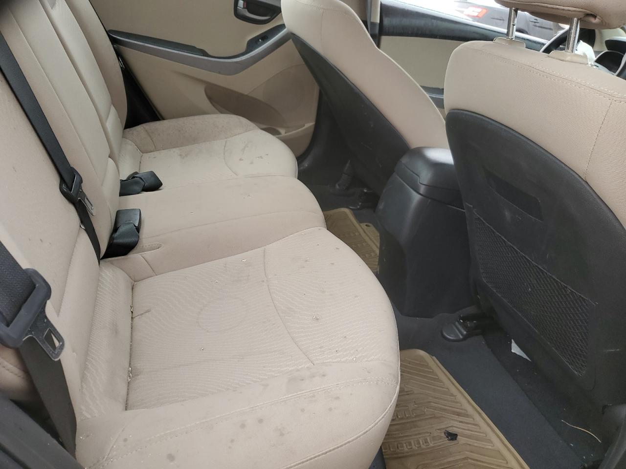 2016 Hyundai Elantra - Image 10