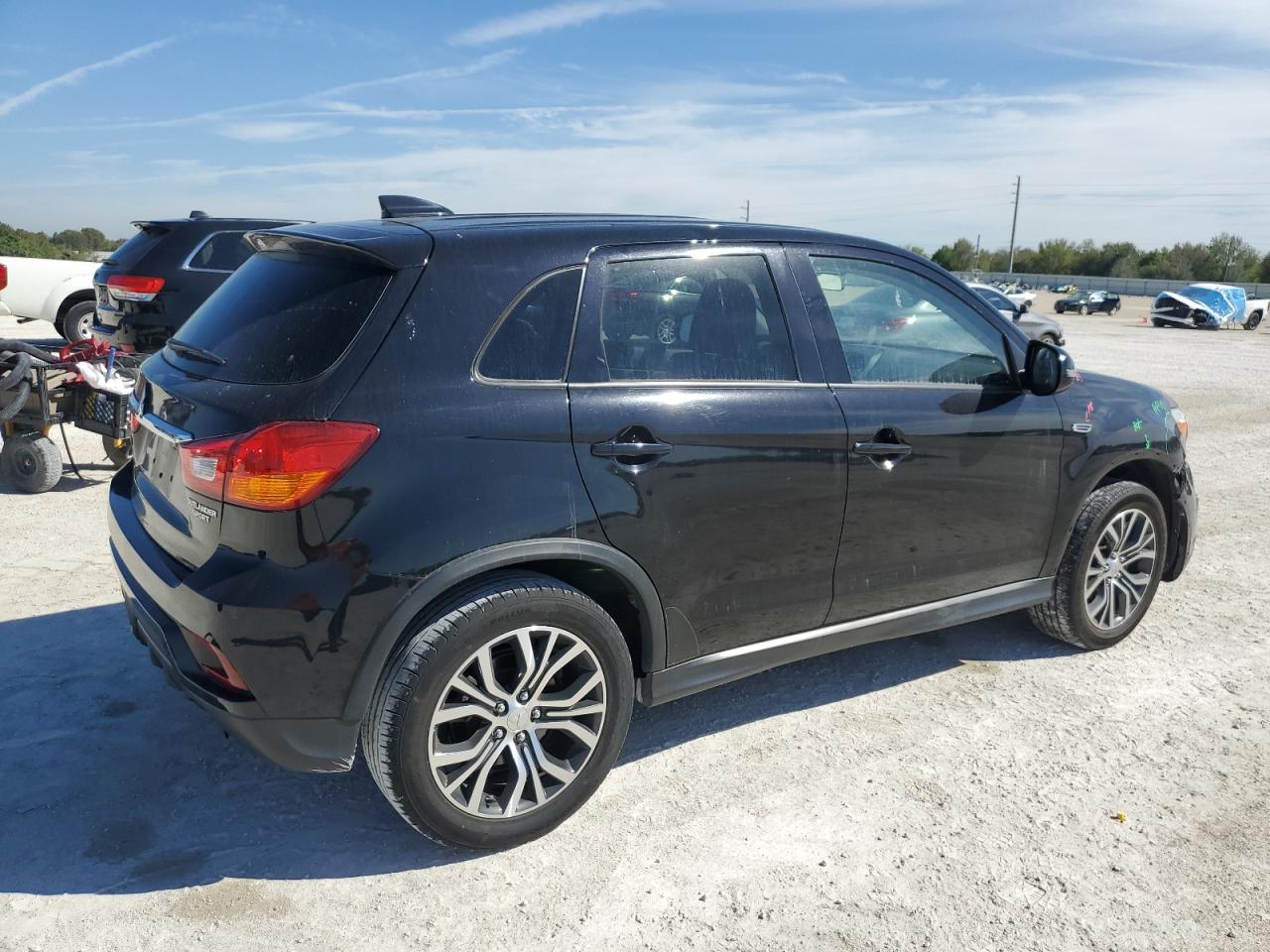 2018 Mitsubishi Outlander - Image 3