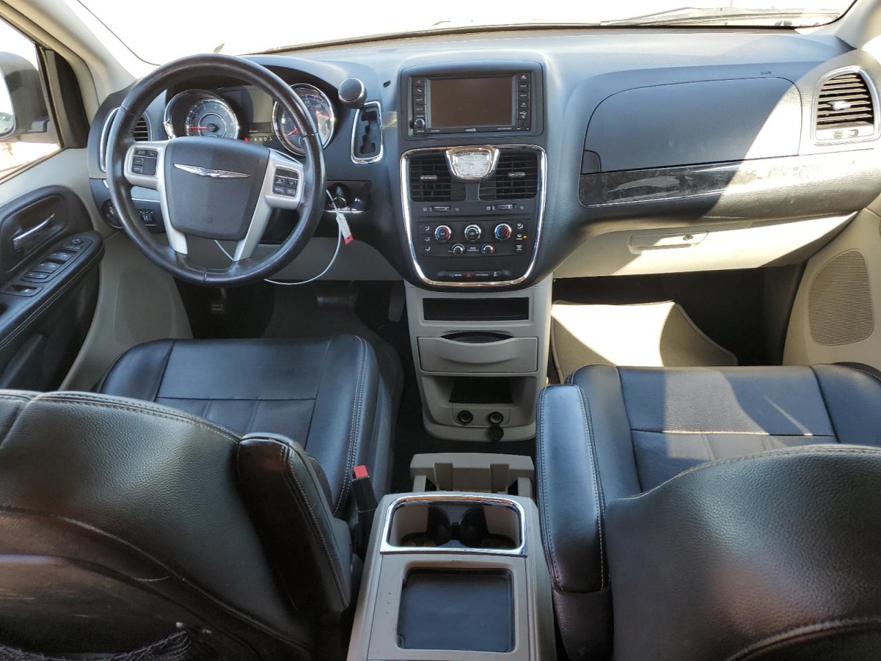 2015 Chrysler Town & Country - Image 8