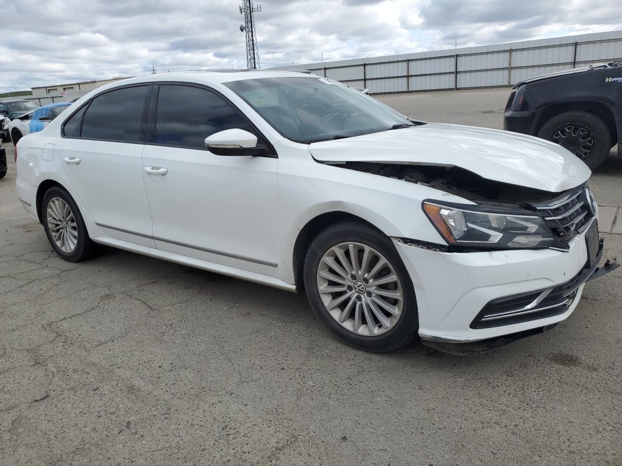 2016 Volkswagen Passat - Image 4