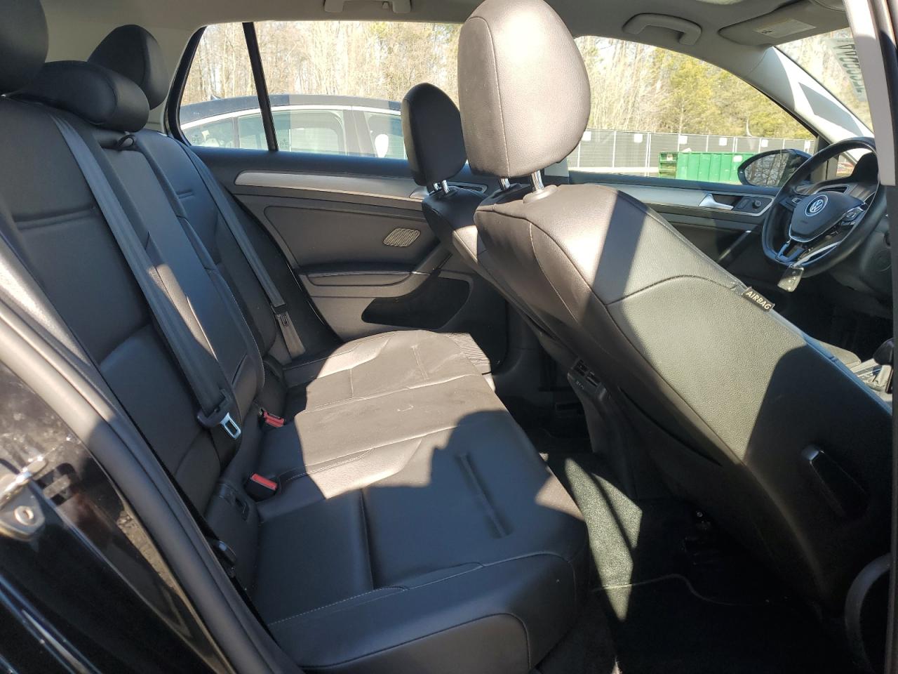 2017 Volkswagen Golf - Image 10