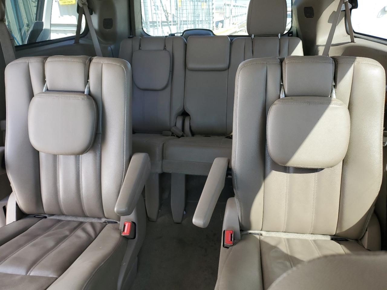 2014 Chrysler Town & Country - Image 10