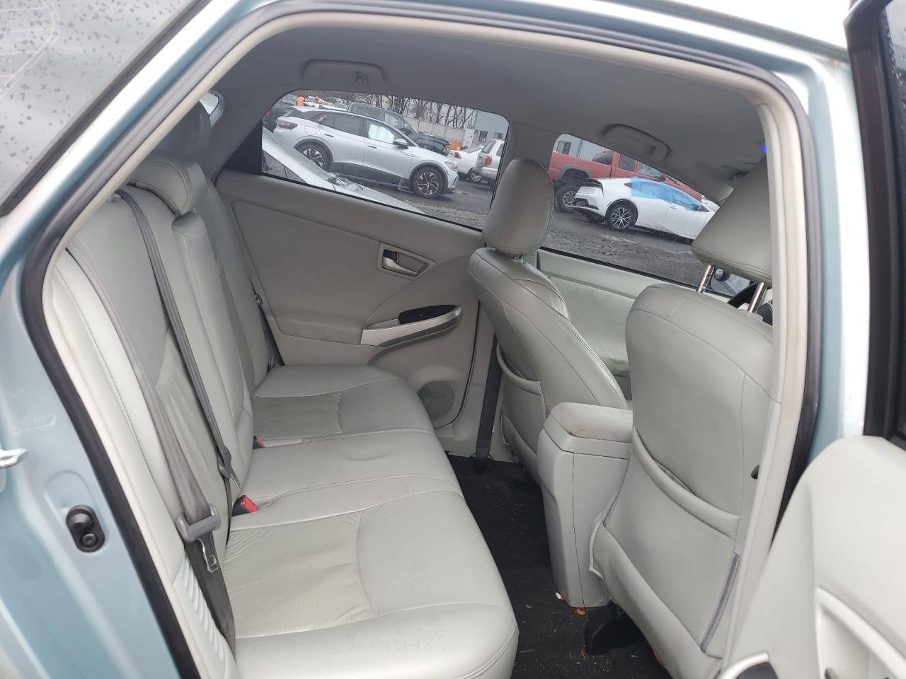 2013 Toyota Prius - Image 10