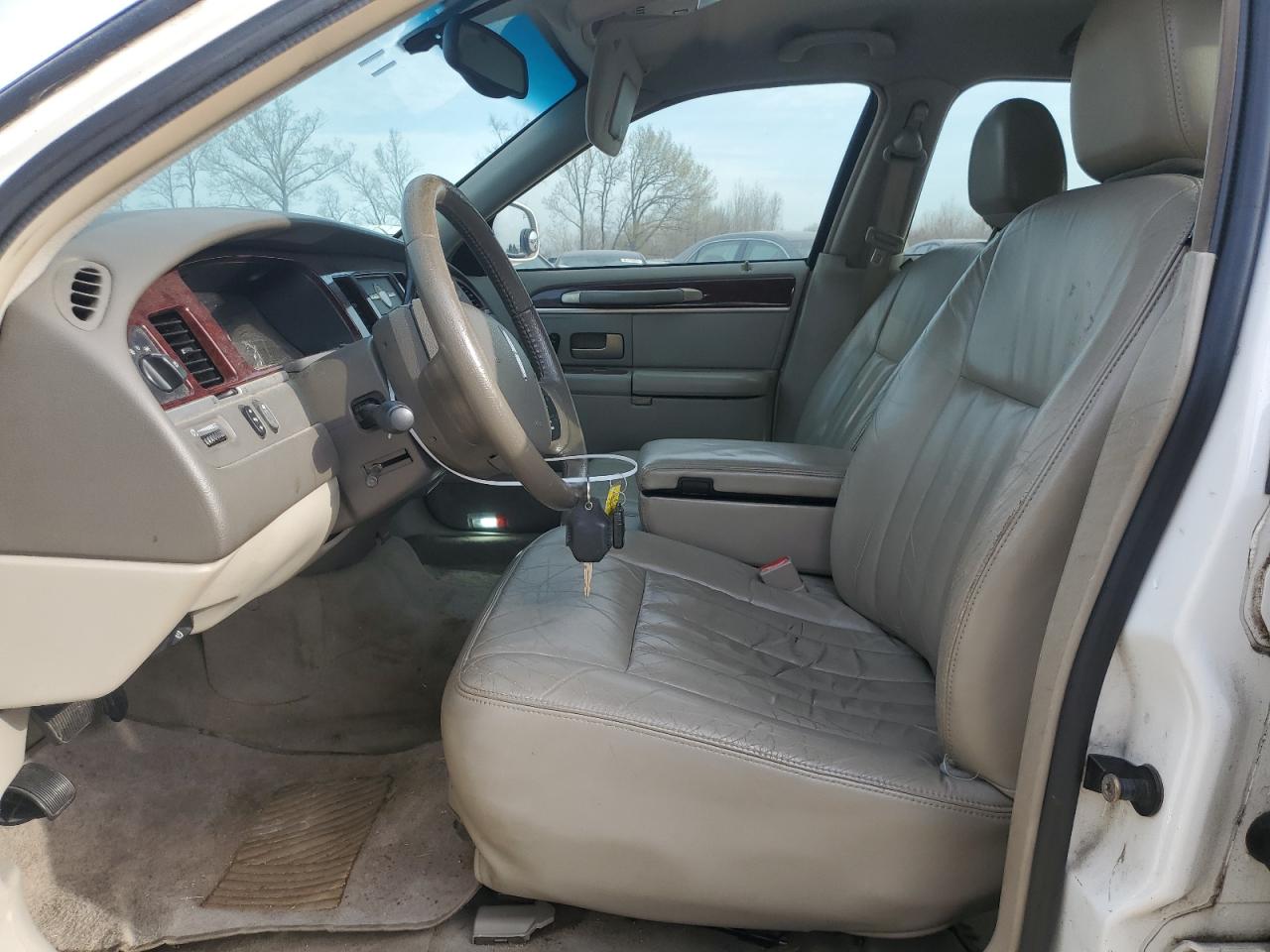 2005 Lincoln Town Car - Image 7