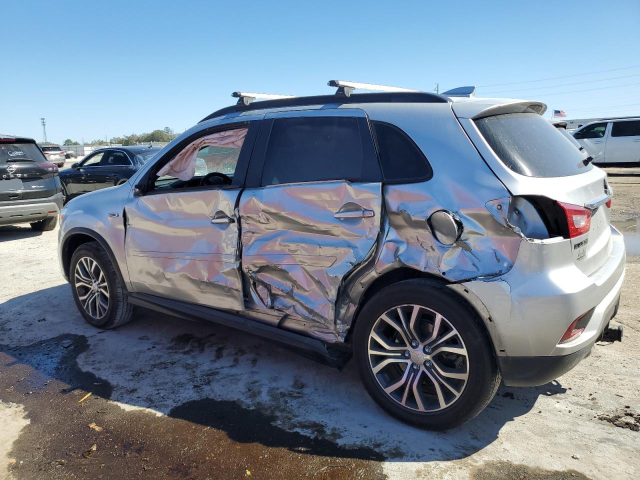 2019 Mitsubishi Outlander - Image 2