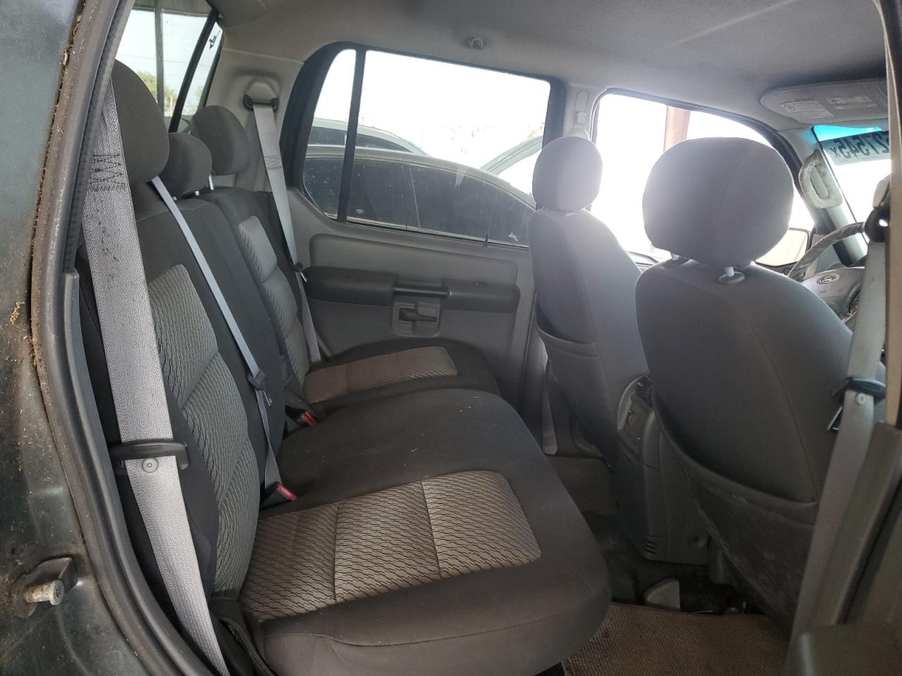 2004 Ford Explorer - Image 10