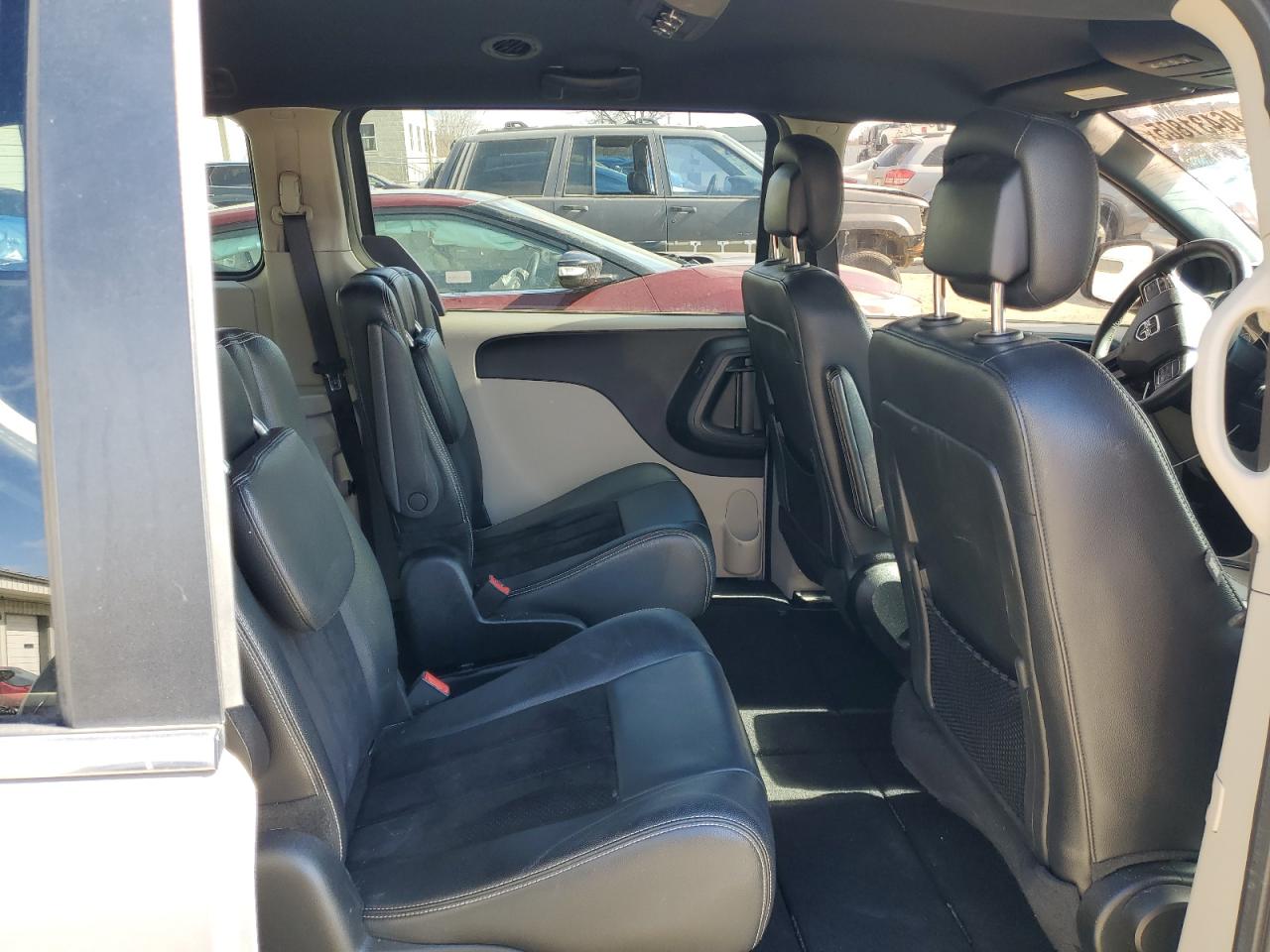 2017 Dodge Caravan - Image 12