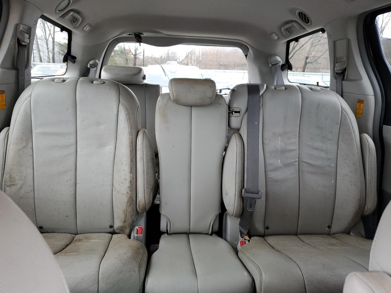 2013 Toyota Sienna - Image 10