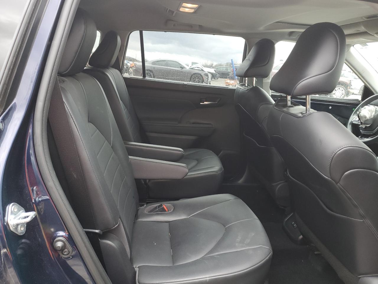 2021 Toyota Highlander - Image 11