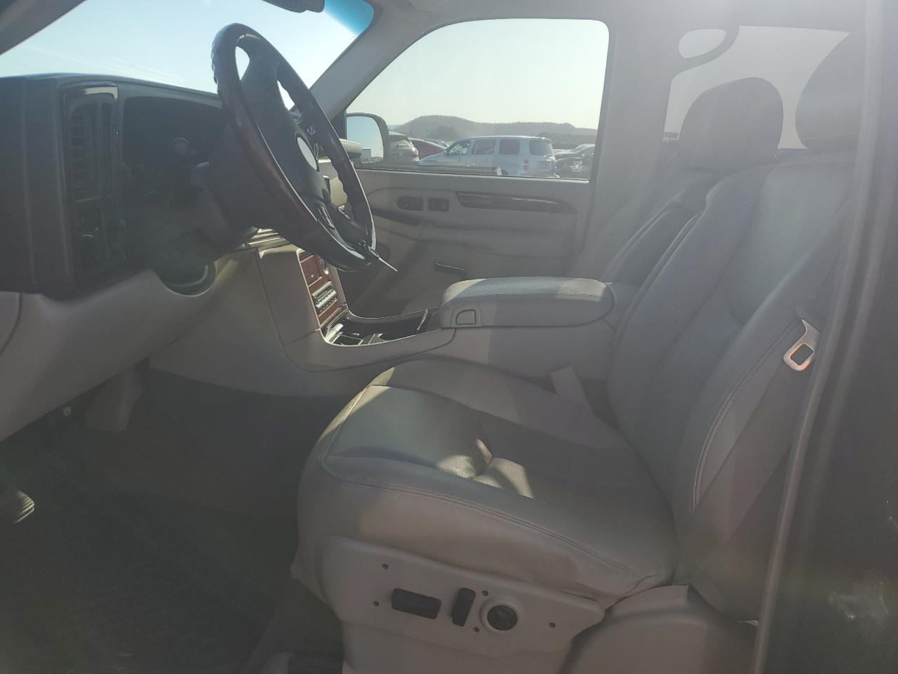 2005 Cadillac Escalade - Image 7