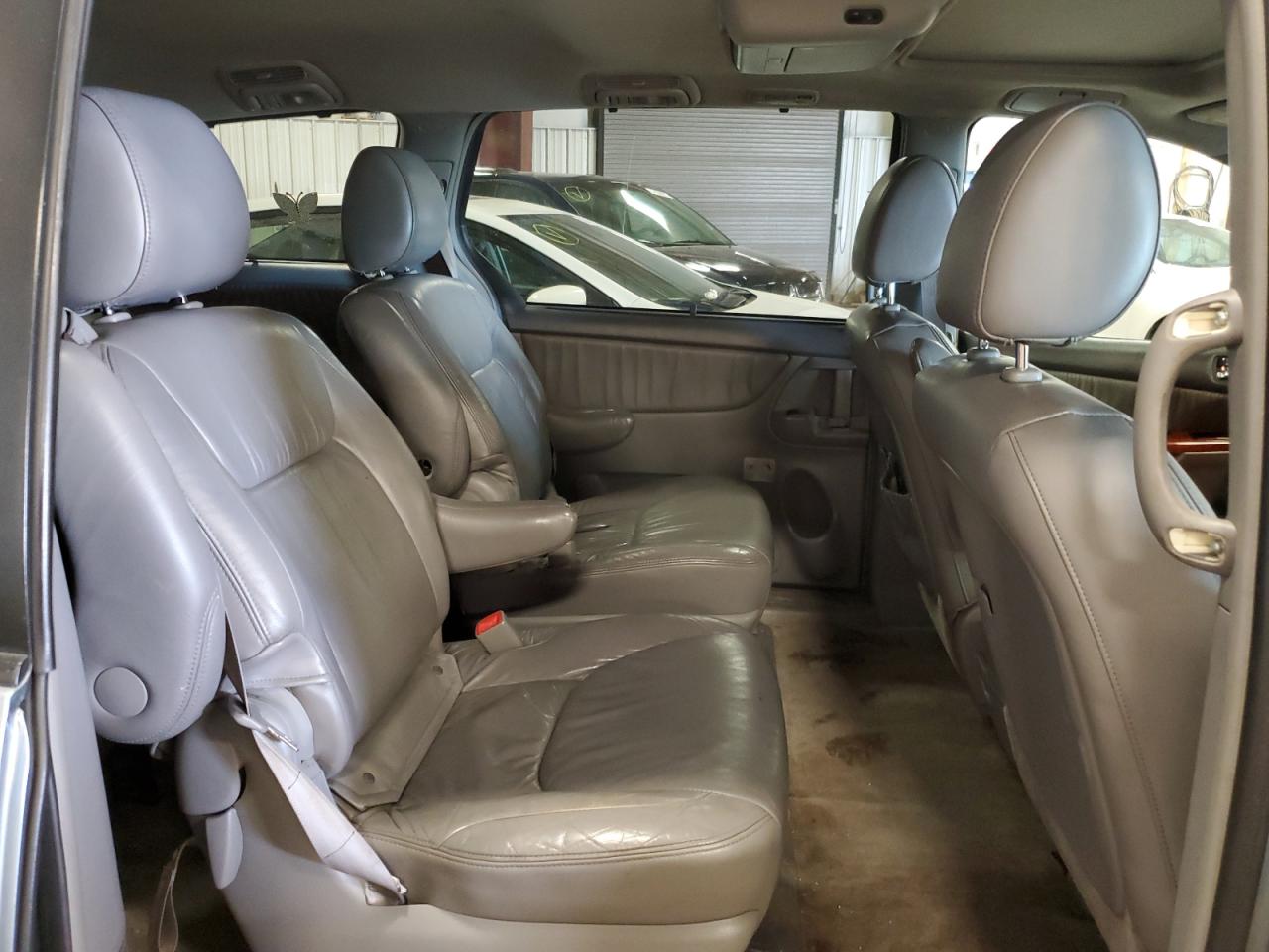 2010 Toyota Sienna - Image 11