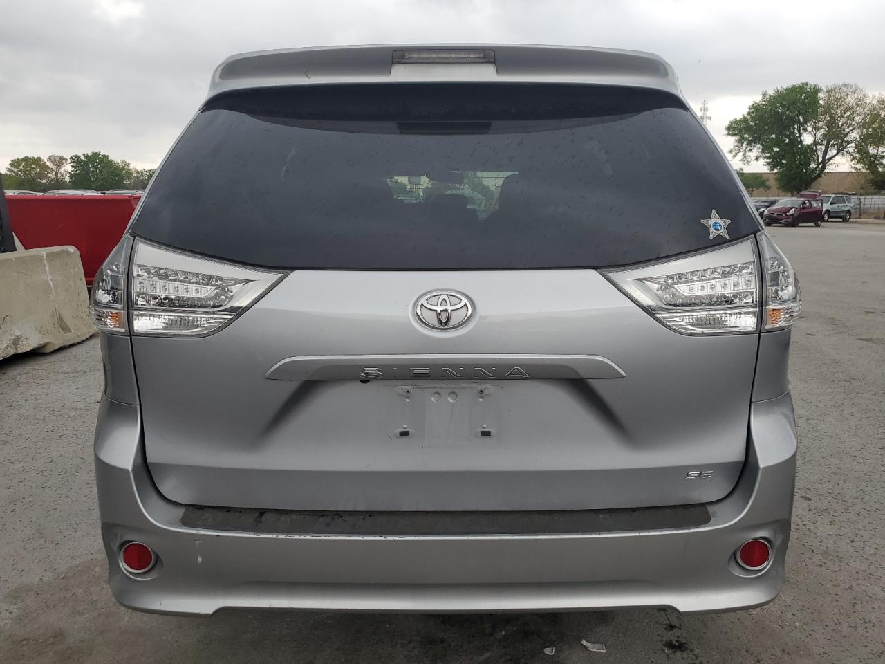 2017 Toyota Sienna - Image 6
