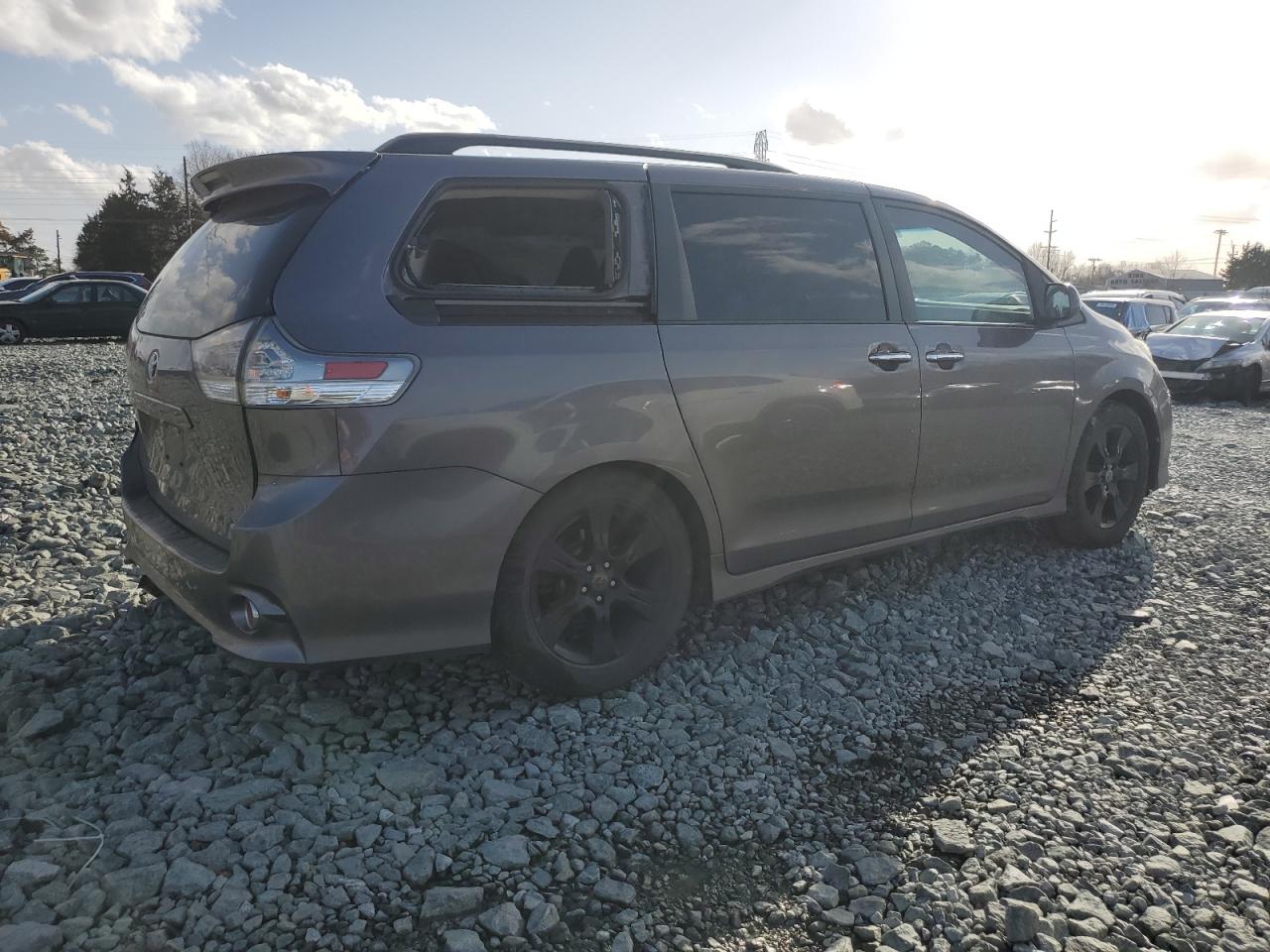 2015 Toyota Sienna - Image 3