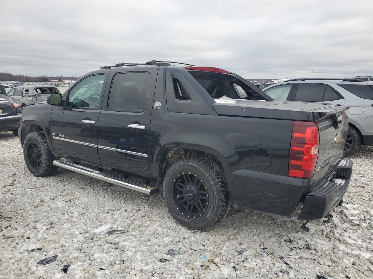 2013 Chevrolet Avalanche - Image 2