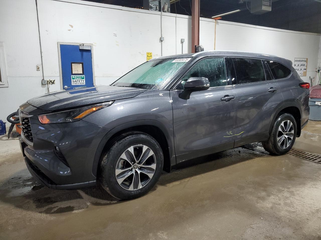 2022 Toyota Highlander - Image 1