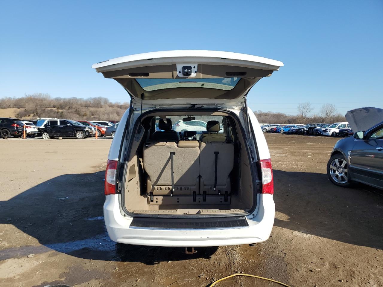 2016 Chrysler Town & Country - Image 6