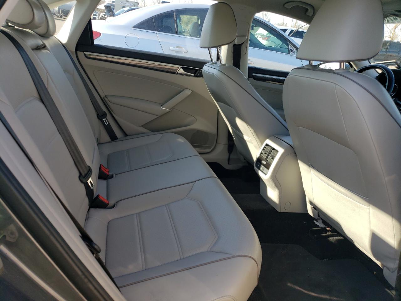 2016 Volkswagen Passat - Image 10