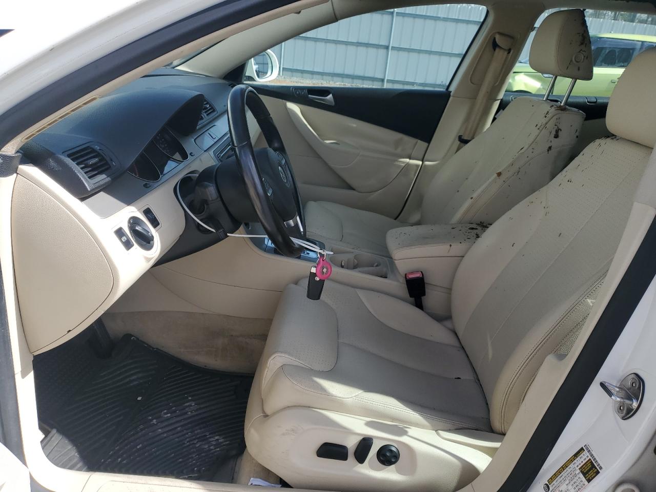 2010 Volkswagen Passat - Image 7