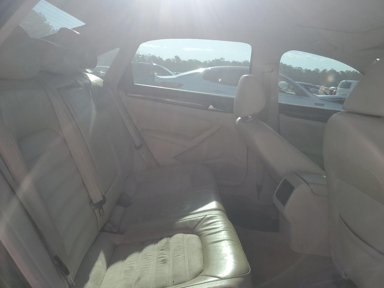 2014 Volkswagen Passat - Image 10