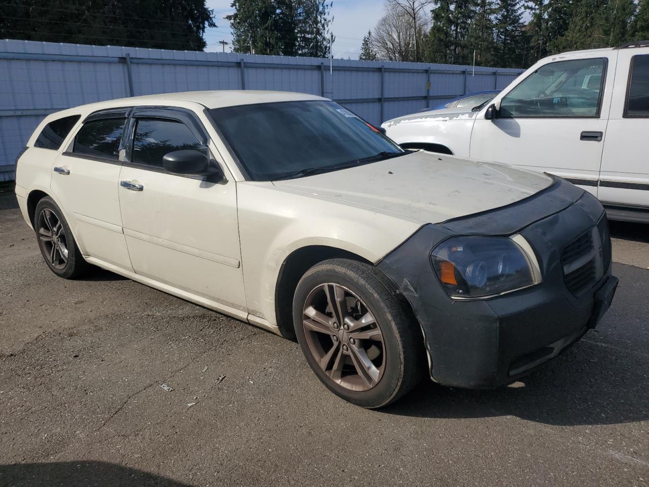 2005 Dodge Magnum - Image 4
