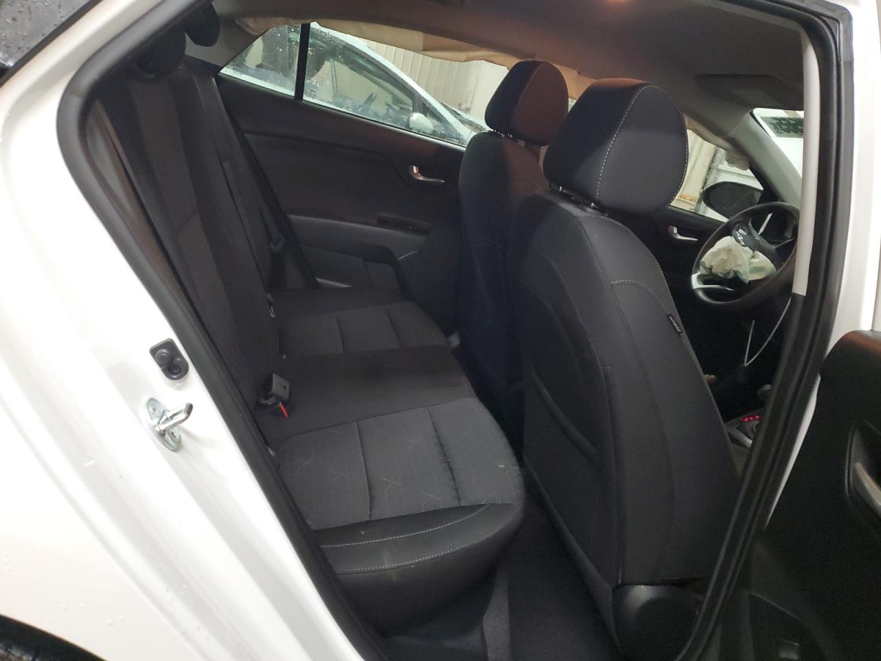 2023 Kia Rio - Image 10