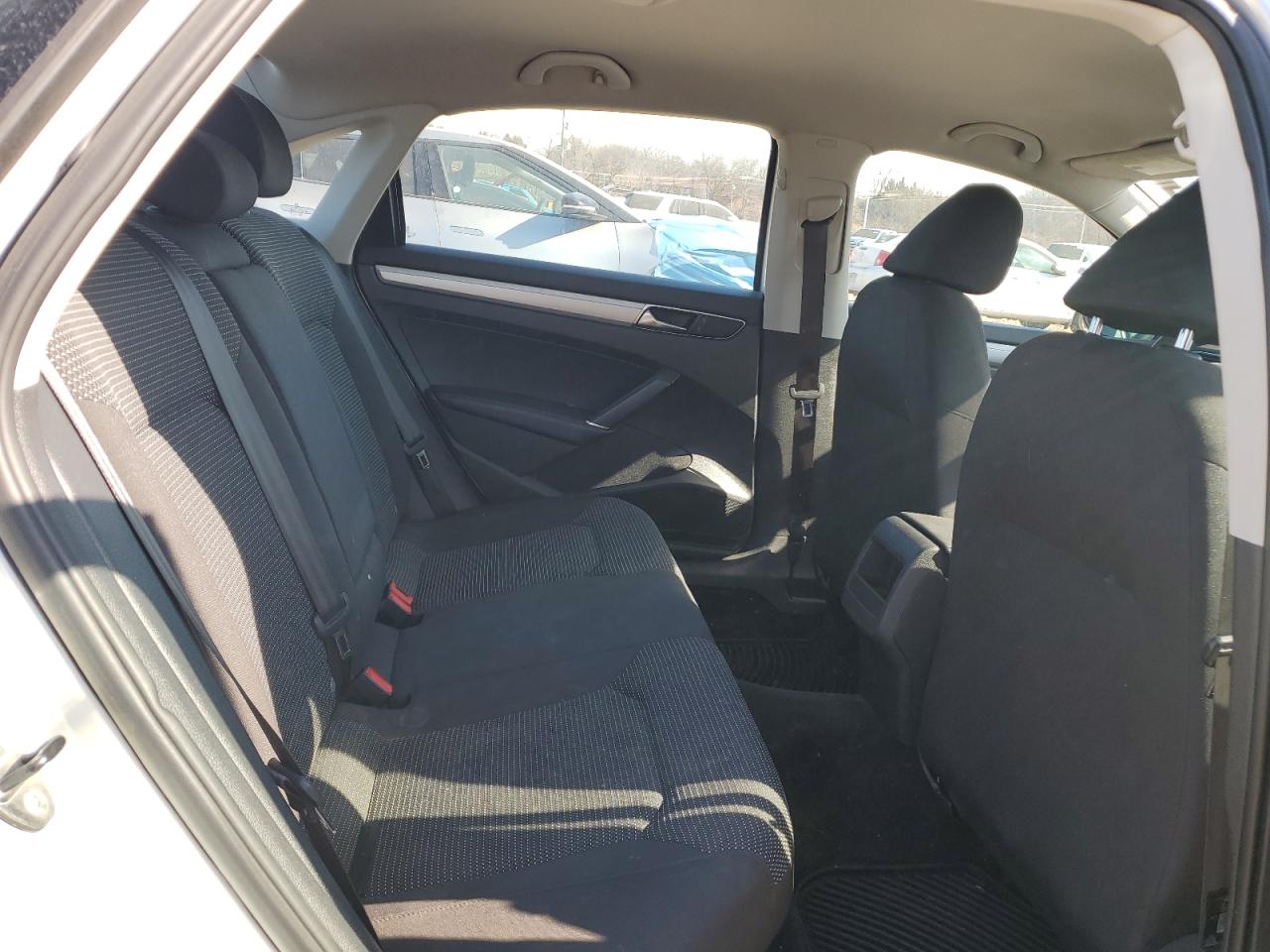2017 Volkswagen Passat - Image 10