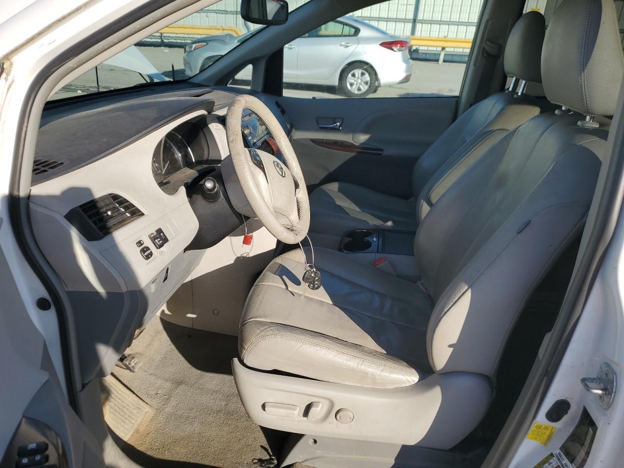 2012 Toyota Sienna - Image 7