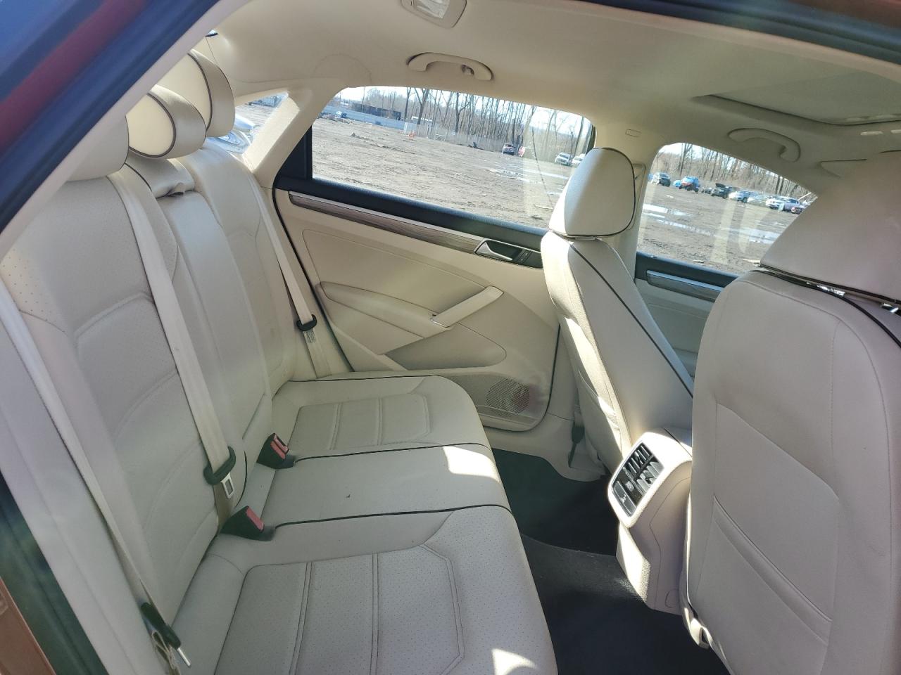 2016 Volkswagen Passat - Image 10