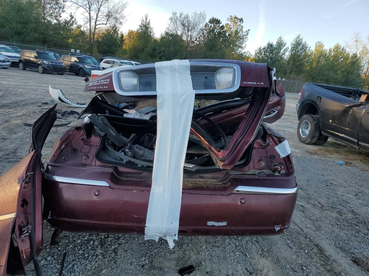 2003 Lincoln Town Car Signature VIN: 1LNHM82W33Y650465 Lot: 50131445