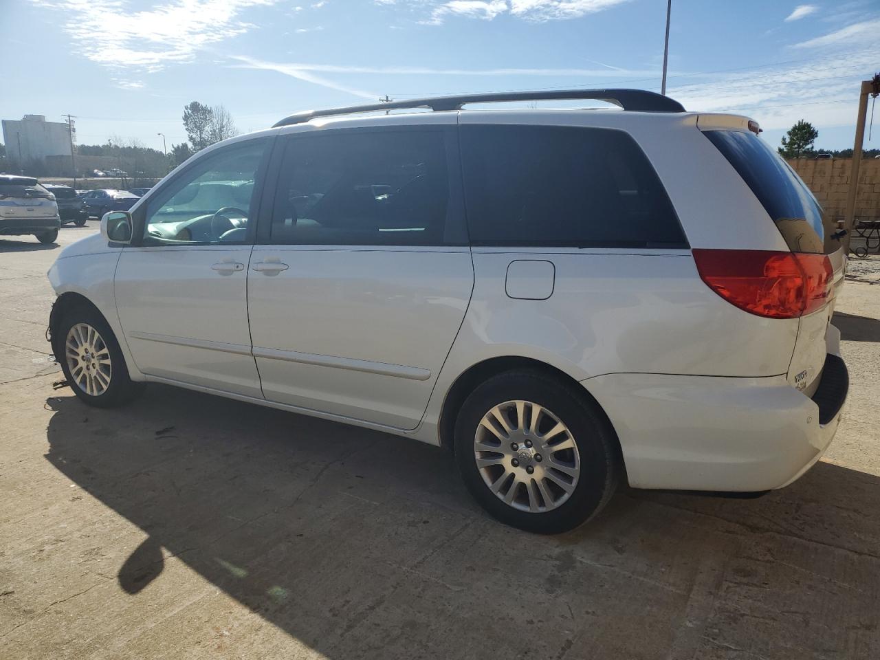 2010 Toyota Sienna - Image 2
