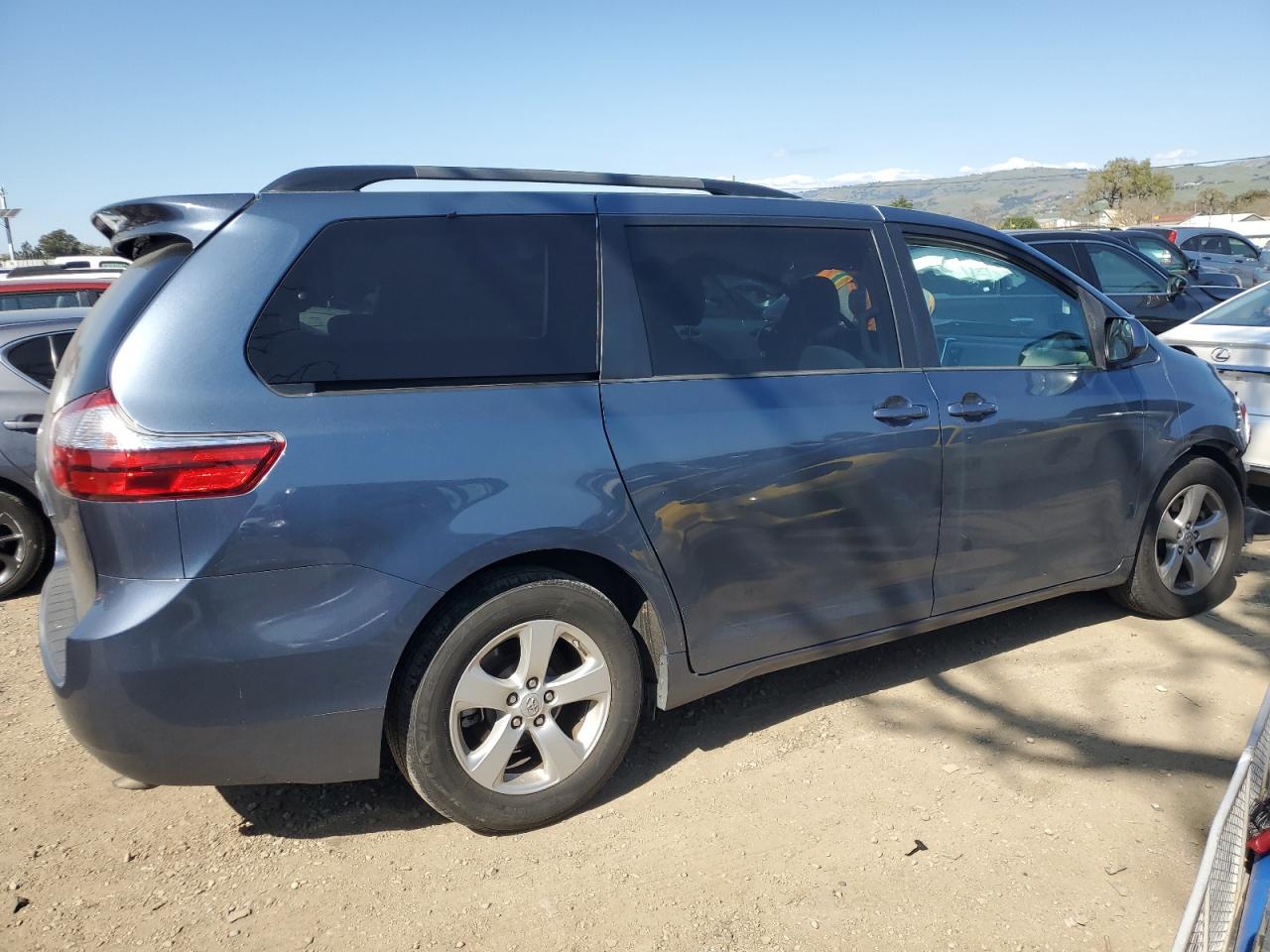 2016 Toyota Sienna - Image 3