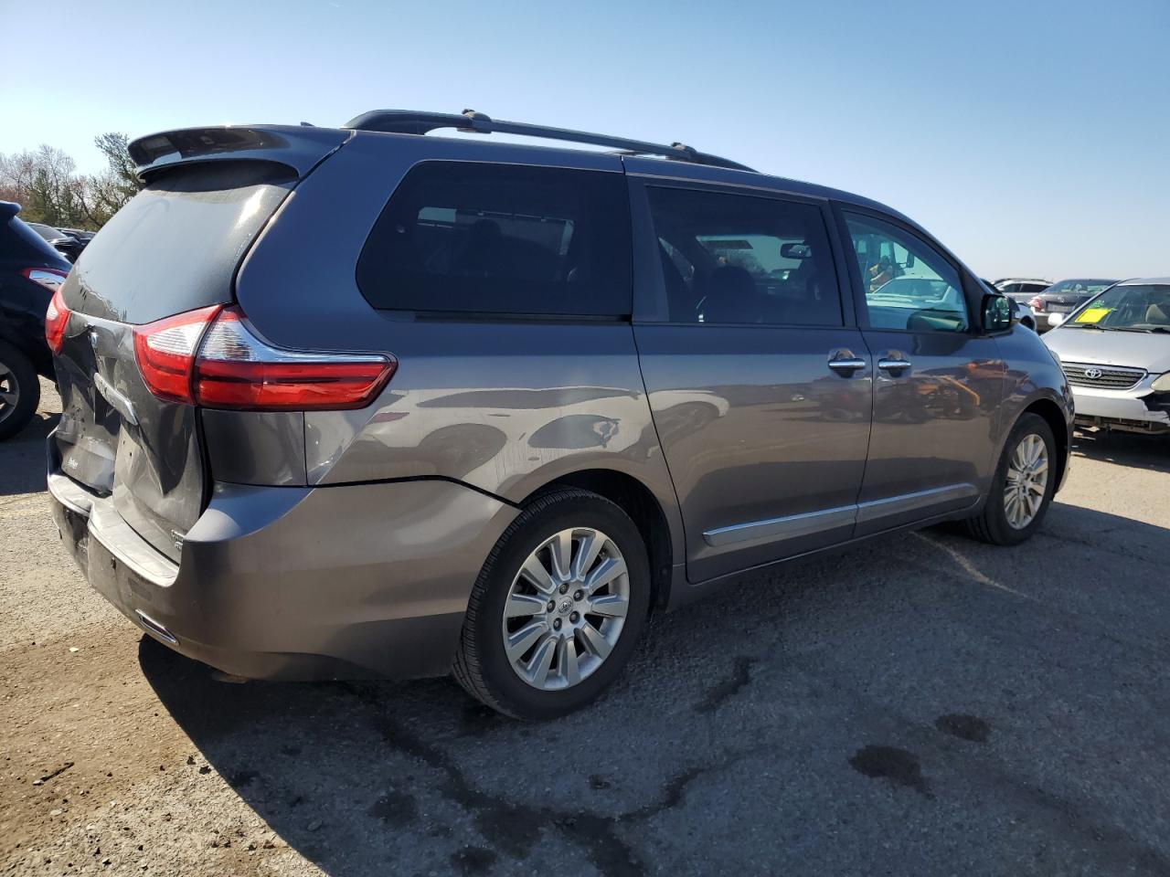 2015 Toyota Sienna - Image 3
