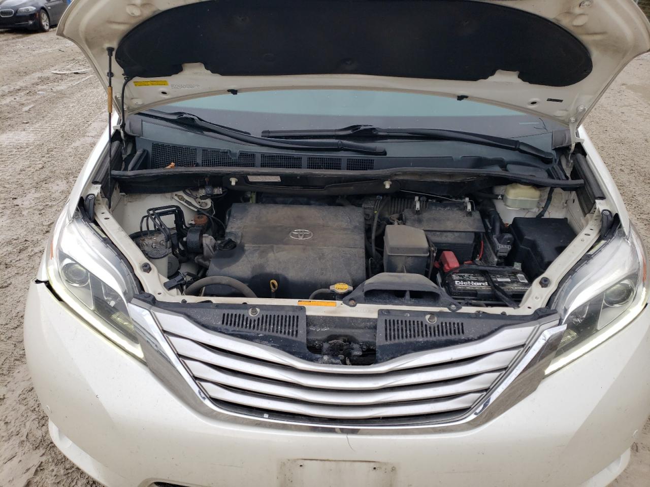 2015 Toyota Sienna - Image 12