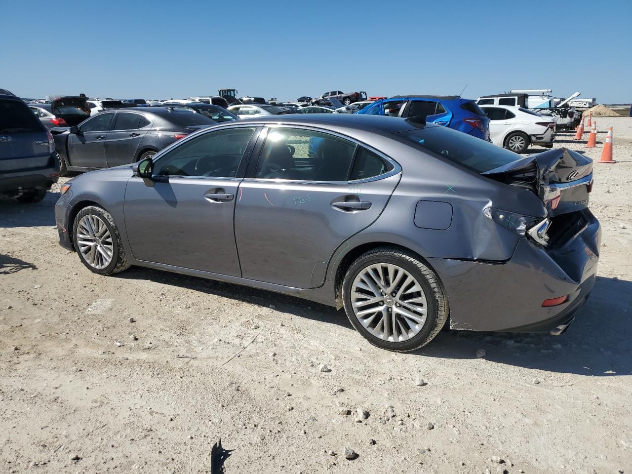 2016 Lexus ES - Image 2
