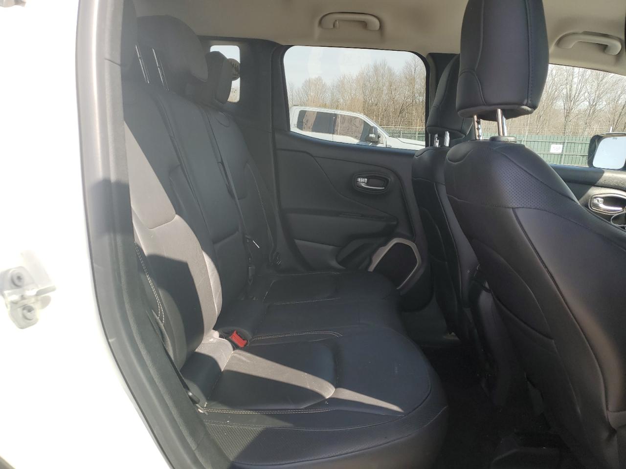 2015 Jeep Renegade - Image 11