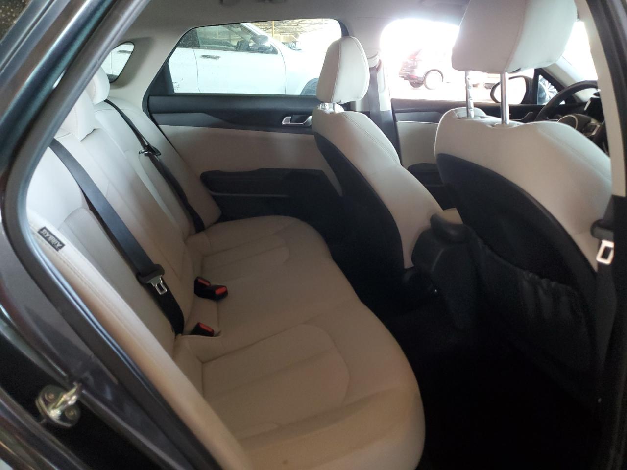 2022 Kia K5 - Image 10