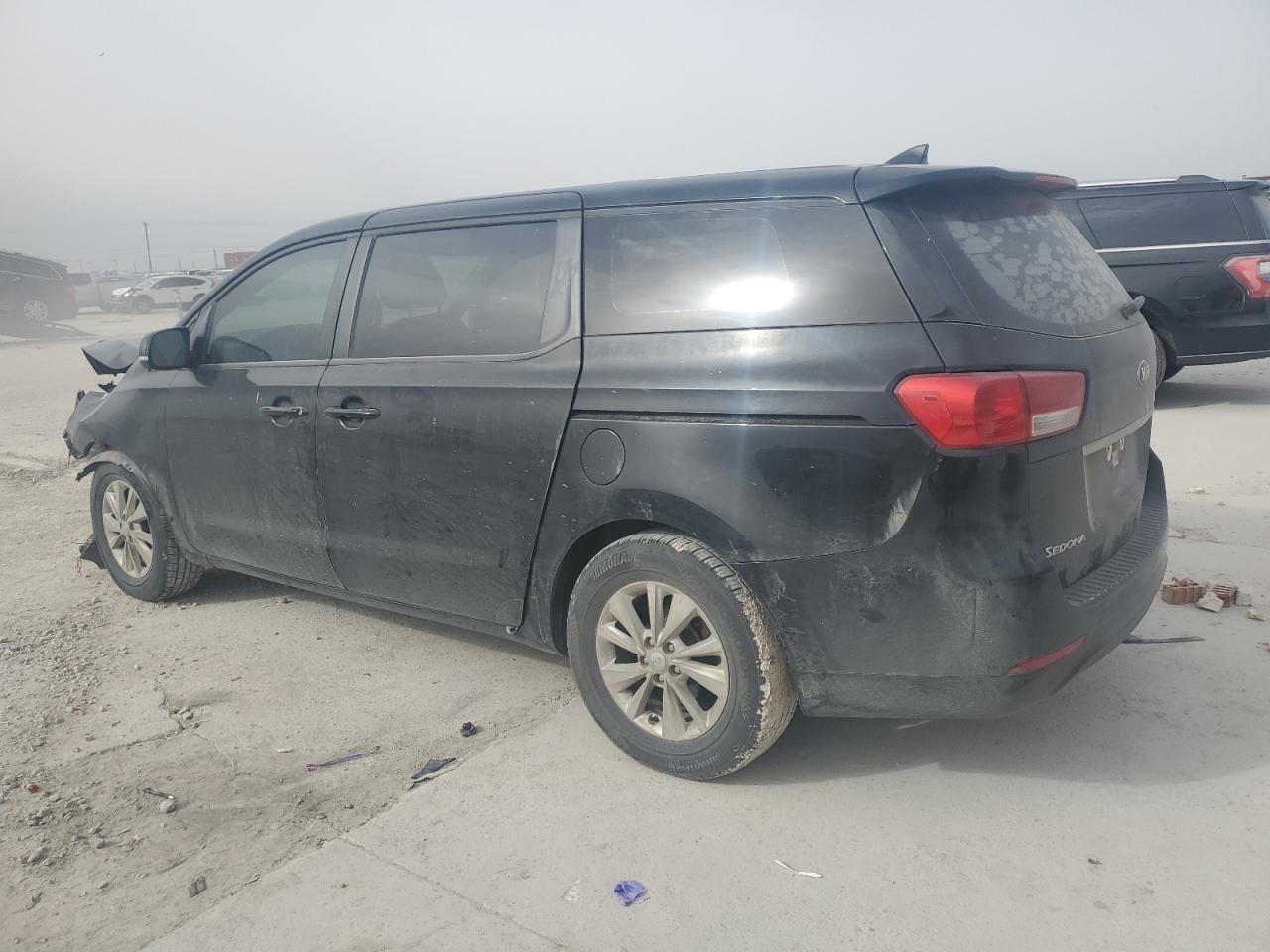 2016 Kia Sedona - Image 2