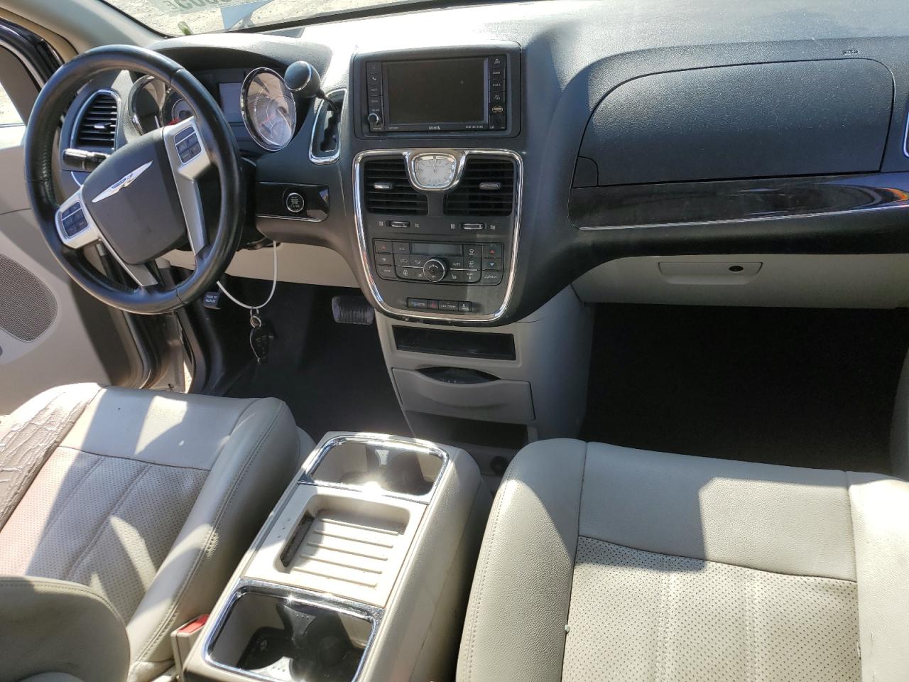 2013 Chrysler Town & Country - Image 8